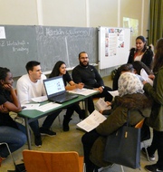 Die Schüler/innen informieren über das Angebot des OSZ Wirtschaft. - Leopold-Ullstein-Schule
