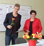 Auch eine Blume gibt es für das erfolgreiche Bestehen der schulischen Ausbildung - Leopold-Ullstein-Schule