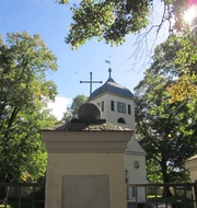 Blick auf die Dorfkirche in Kladow. - Leopold-Ullstein-Schule
