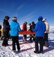 Teamübung unter strahlend blauem Himmel im Schnee. - Leopold-Ullstein-Schule