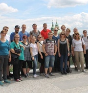 Klassenfoto auf dem Hradschin - der Berg, auf dem die Prager Burg steht. - Leopold-Ullstein-Schule