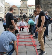 Teamarbeit: Brückenbau aus Holzstäben auf der Karlsbrücke in Prag. - Leopold-Ullstein-Schule