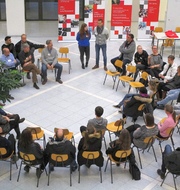 Die Talkrunde wird fachkundig moderiert von Schüler*in. - Leopold-Ullstein-Schule