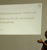 Herr Grunert, Leiter der Abteilung 2, informiert über die Einführung des Lernfeldunterrichts. - Leopold-Ullstein-Schule