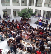 Podiumsdiskussion im Atrium der Leopold-Ullstein-Schule. - Leopold-Ullstein-Schule