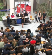 Die Schulleiterin eröffnet den Europatag und begrüßt die Gäste und die Schülerschaft. - Leopold-Ullstein-Schule