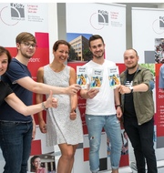 Die glücklichen Gewinner mit Frau Eisa von der BRS (Mitte), Herrn Finkeldey und Frau Kirchner, Foto: Petra Lang. - Leopold-Ullstein-Schule