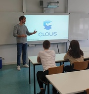 Die Schüler*innen folgen mit Interesse dem Vortrag von Claas Blume, CEO der clous GmbH. - Leopold-Ullstein-Schule